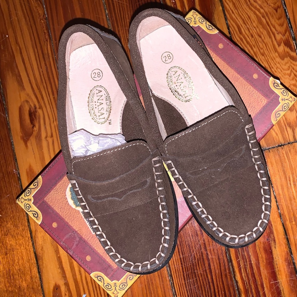 Boy’a chocolate brown loafer.
